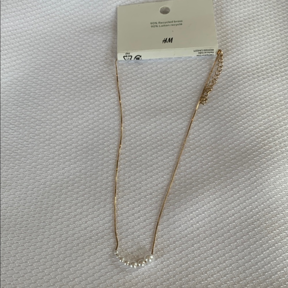 NWT H&M Dainty Gold and White Pearl Necklace